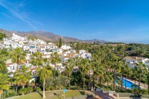 內爾哈的住宿－19C Las Palmas Oasis de Capistrano，享有棕榈树和游泳池度假村的空中景致