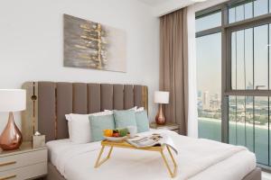 - une chambre avec un lit et un plateau de fruits dans l'établissement Maison Privee - Exclusive Apt w/ Unmatched Dubai Marina Vistas, à Dubaï 20 autres photos