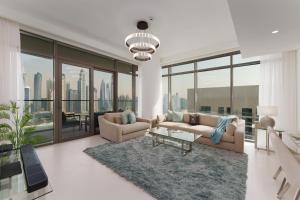 un salon avec un canapé et une table dans l'établissement Maison Privee - Exclusive Apt w/ Unmatched Dubai Marina Vistas, à Dubaï