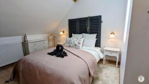 um quarto com uma cama grande e uma cabeceira preta em L'Arche de Campagne em Sainte-Marie-sur-Ouche