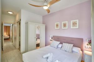 1 dormitorio con 1 cama blanca grande con almohadas blancas en BBarcelona Modern Eixample Flat, en Barcelona