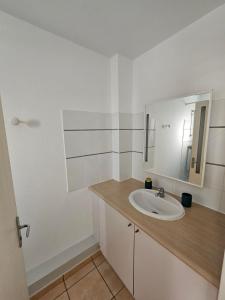 Koupelna v ubytování NEW Appart 2 chambres avec piscine proche aeroport