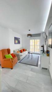 Sala de estar con 2 sofás y mesa en Fabuloso apartamento a 50m de playa centrico, en Torre del Mar