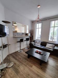 een woonkamer met een bank en een tafel bij Nice and cozy 1b apartment in the heart of Paris in Parijs