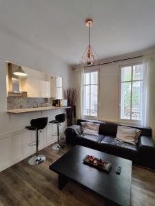 Prostor za sedenje u objektu Nice and cozy 1b apartment in the heart of Paris