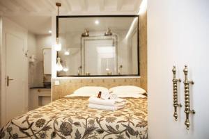 - une chambre avec un lit et un grand miroir dans l'établissement Magnifique appartement familial grand boulevard-4P, à Paris