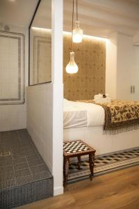 - une chambre avec un lit et une table dans l'établissement Magnifique appartement familial grand boulevard-4P, à Paris