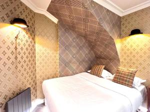 ein Schlafzimmer mit einem großen Bett in einem Zimmer in der Unterkunft Appartement prestige à deux pas de Montparnasse 6P in Paris