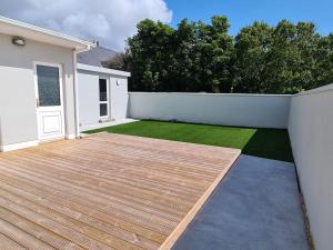 Aed väljaspool majutusasutust Bay Area House, Spiddal