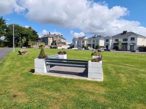 Aed väljaspool majutusasutust Bay Area House, Spiddal