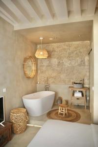 Un baño con una gran bañera blanca y un lavabo. en Studio de charme pour un séjour en amoureux - 2P - FLAT-GUEST, en París