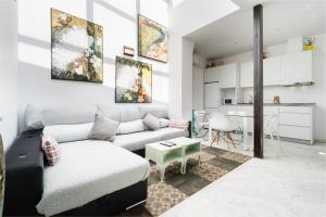 sala de estar con sofá y mesa en Penthouse con terraza- 2D 2B- Triana, en Sevilla