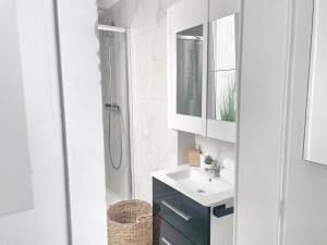 Kylpyhuone majoituspaikassa Appartement proche Tour Eiffel paris 7 - 4P