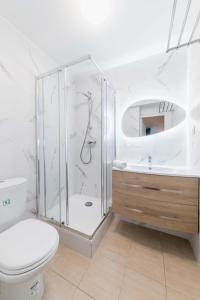 a bathroom with a shower and a toilet and a sink at Studio Lumineux et Élégant à La Courneuve -2P in La Courneuve