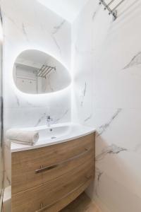 a bathroom with a sink and a mirror at Studio Lumineux et Élégant à La Courneuve -2P in La Courneuve
