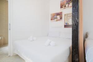 Postel nebo postele na pokoji v ubytování Penthouse con terraza- 2D 2B- Triana