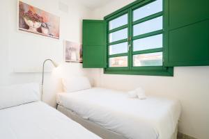 Postel nebo postele na pokoji v ubytování Penthouse con terraza- 2D 2B- Triana