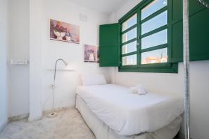 Postel nebo postele na pokoji v ubytování Penthouse con terraza- 2D 2B- Triana