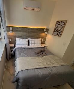 - une chambre avec un grand lit et 2 oreillers dans l'établissement Studio Metrô Carioca, Lapa, SDU, Rodoviária, Consulado, à Rio de Janeiro