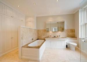 ein großes Bad mit einer Badewanne und einem WC in der Unterkunft Buckingham Palace Mansion - Sleeps 12 in London