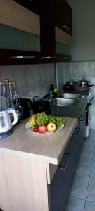 a plate of fruit on a counter in a kitchen at Domek Karłowo u Eli in Sierakowice