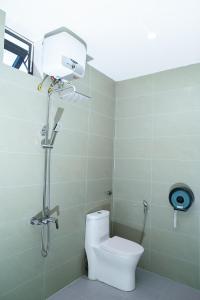 een badkamer met een toilet en een douche. bij Blue sea motel in Thăng Bình