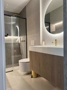 a bathroom with a sink and a toilet and a mirror at Magnifique appartement familial et spacieux - 6P in Paris