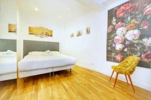 a bedroom with a bed and a chair in a room at Appartement moderne et élégant a Paris 5 - 4P in Paris