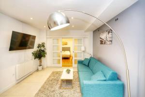 ein Wohnzimmer mit einem blauen Sofa und einem Tisch in der Unterkunft Appartement moderne et élégant a Paris 5 - 4P in Paris