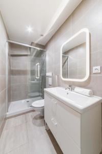 bagno con lavandino, servizi igienici e specchio di Espace moderne 40m2 a deux pas de Paris - 4P a Les Lilas