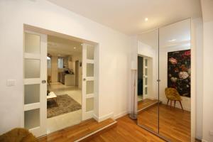 a living room with a glass door and a hallway at RDJ - Appartement tout confort au cœur de Paris 5 in Paris
