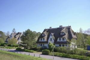 a large house with a gambrel roof at Achtern Diek 13a - Wohnung 2 in Müggenburg +18 photos