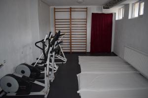 um quarto com duas filas de máquinas de piso num ginásio em Хотел "Загоре" em Starozagorski Bani