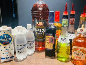 um grupo de garrafas de álcool sobre uma mesa em Henn na Hotel Fukuoka Hakata em Fukuoka
