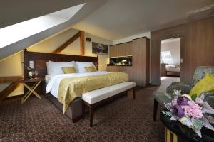 pokój hotelowy z łóżkiem i kanapą w obiekcie Vysocina Design Apartments w mieście Hlinsko