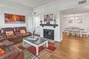 un soggiorno con divano e camino di Handsome 2BR Condo with Gorgeous Views in Sugar Mountain! condo a Sugar Mountain