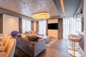 TV a/nebo společenská místnost v ubytování Merit Starlit Hotel & Residences