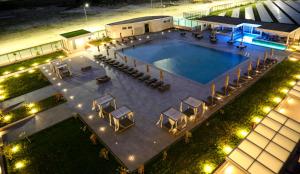 Utsikt mot bassenget på Heliconia Park Lagos Luxury Apartments eller i nærheten