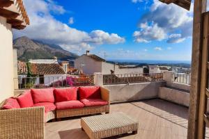 un sofá en un balcón con vistas a la ciudad en Casa Paradís, en Callosa de Ensarriá