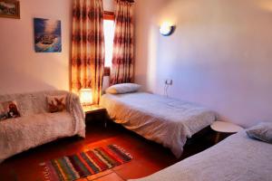 a bedroom with two beds and a window at Casa Paradís in Callosa d'en Sarrià