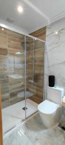 un bagno con doccia e WC di Suíte Leonor ad Alijó