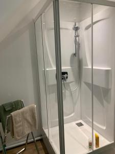 La salle de bains est pourvue d'une douche et d'une cabine de verre. dans l'établissement Les chambres de Christelle & Gilbert, à Margon