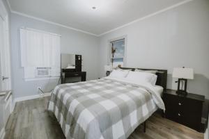 um quarto branco com uma cama e uma janela em Bloomfield by AvantStay North Hollywood em Los Angeles