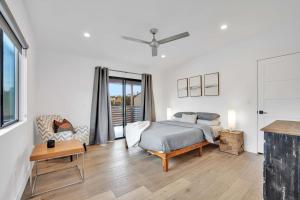 - une chambre blanche avec un lit et une table dans l'établissement City Living by AvantStay Large Outdoor Area, à Los Angeles