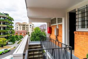 - un balcon avec vue sur une rue avec des bâtiments dans l'établissement Riverside Studio apartment with parking, à Brisbane