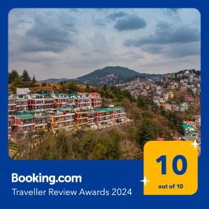 una señal que lee los premios de revisión de viajes con una ciudad en Zostel Homes Shimla, en Shimla