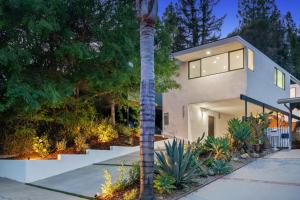 a palm tree in front of a house at Dumetz by AvantStay Large Private Outdoor Area in Los Angeles
