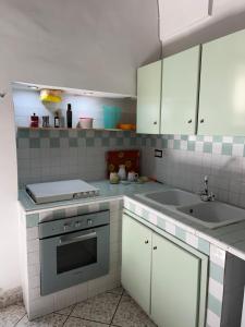 Kuchyňa alebo kuchynka v ubytovaní Il ponte di vetro House