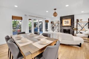 a dining room with a table and chairs and a couch at Dos Palos by AvantStay Mod Hollywood Sanctuary in Los Angeles