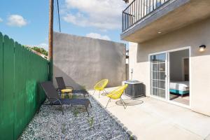 um pátio com cadeiras e uma cama num quarto em Hinds by AvantStay Duplex in North Hollywood em Los Angeles